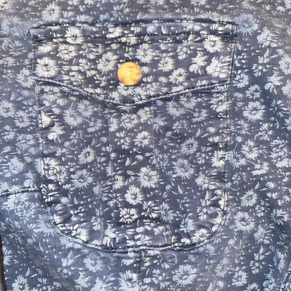 Duluth Trading Company Blue DENIM Floral Print Button Shirt Large EUC B18-16 - Picture 4 of 5